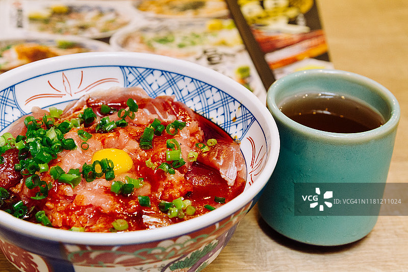 金枪鱼生拌饭图片素材