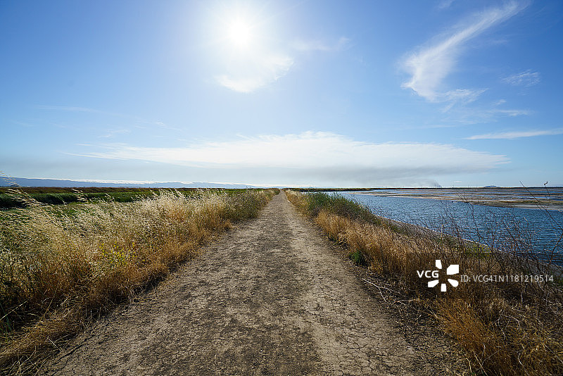通往天空的道路图片素材