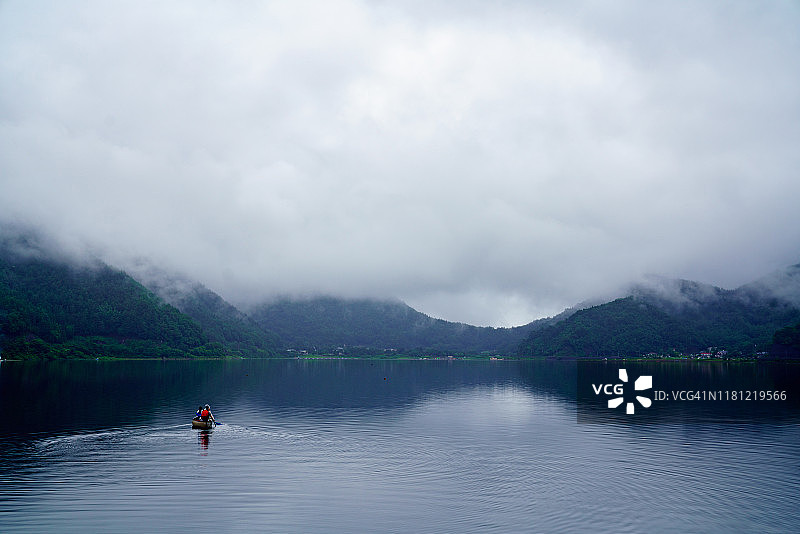 雾气中的湖上小船图片素材