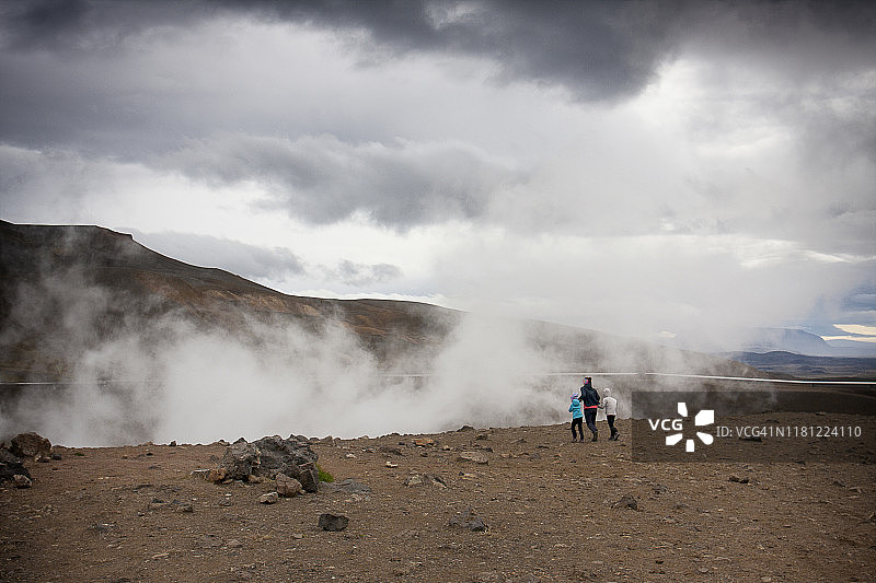 游客在冰岛米湖克拉夫拉火山区维提火山口感受风和气体图片素材