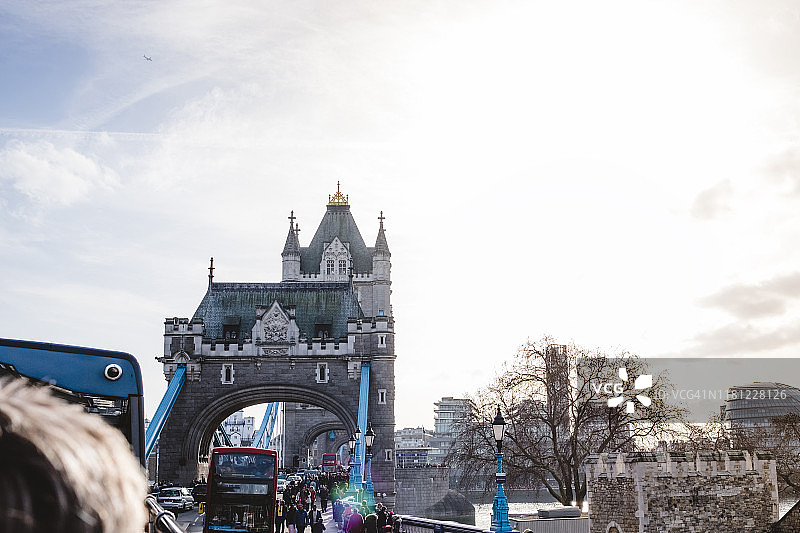 晴朗的天气里乘巴士驶过伦敦塔桥图片素材