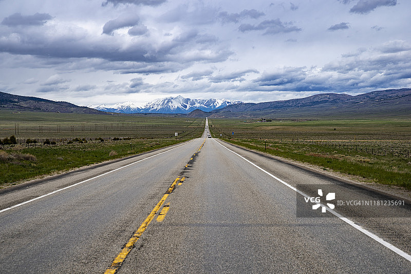 从平原通往山区的高速公路图片素材