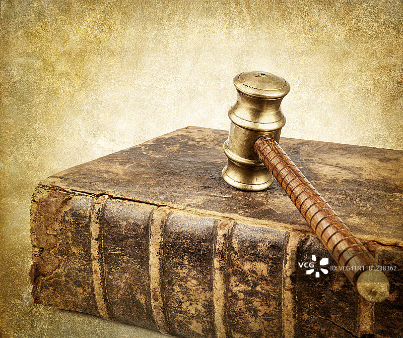 旧书上的法槌图片素材