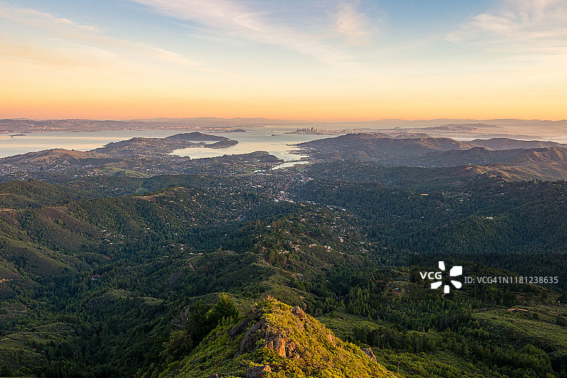 全景式的海湾地区包括旧金山，奥克兰，索萨利托和马林市从塔马佩斯山，米尔谷日落，美国西部加利福尼亚图片素材