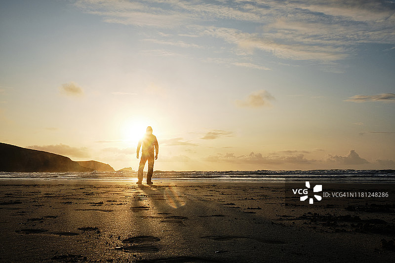 沐浴在金色秋日阳光下的男子轮廓图片素材