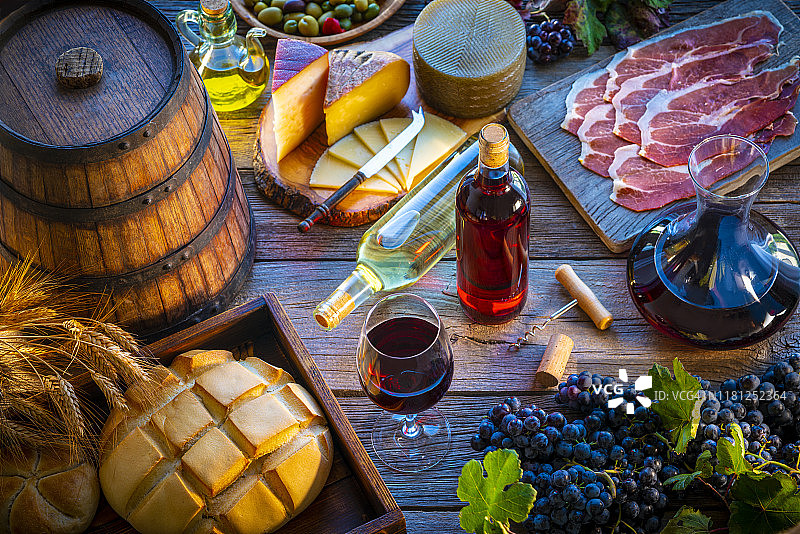 葡萄酒静物：红葡萄酒、白葡萄酒和粉红葡萄酒与奶酪美食图片素材