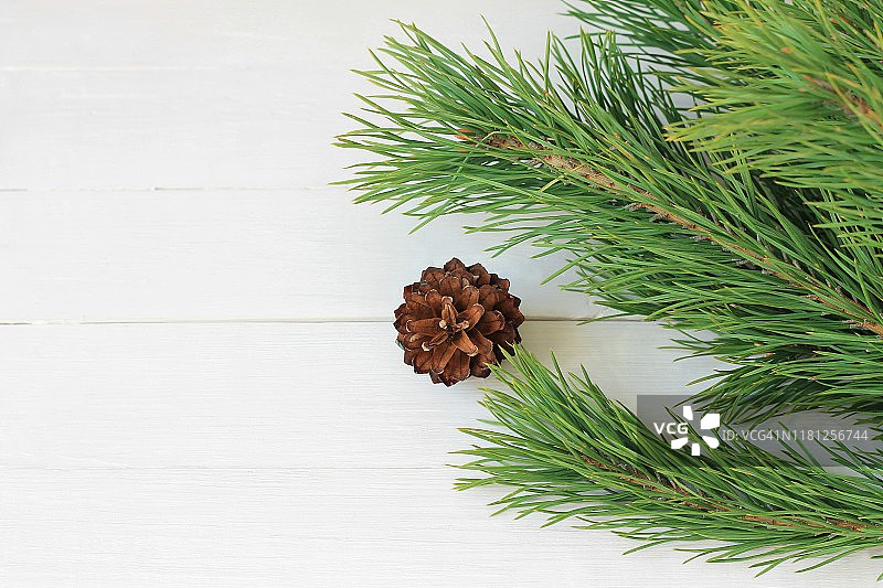 带天然装饰、冷杉树和球果的圣诞木质背景图片素材