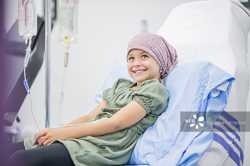 患有癌症的微笑小女孩图片素材