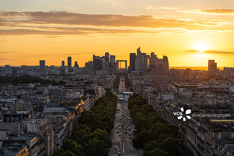 巴黎拉德芳斯金融区日落景色（从凯旋门顶部拍摄）图片素材