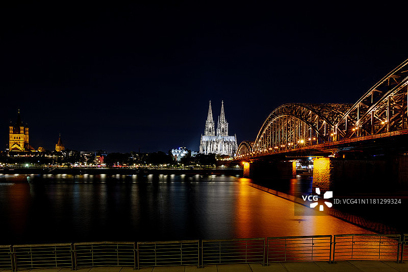 科隆市和莱茵河畔夜景图片素材