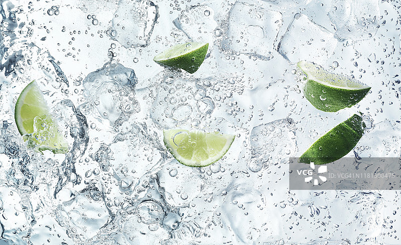 水中冰块和青柠图片素材