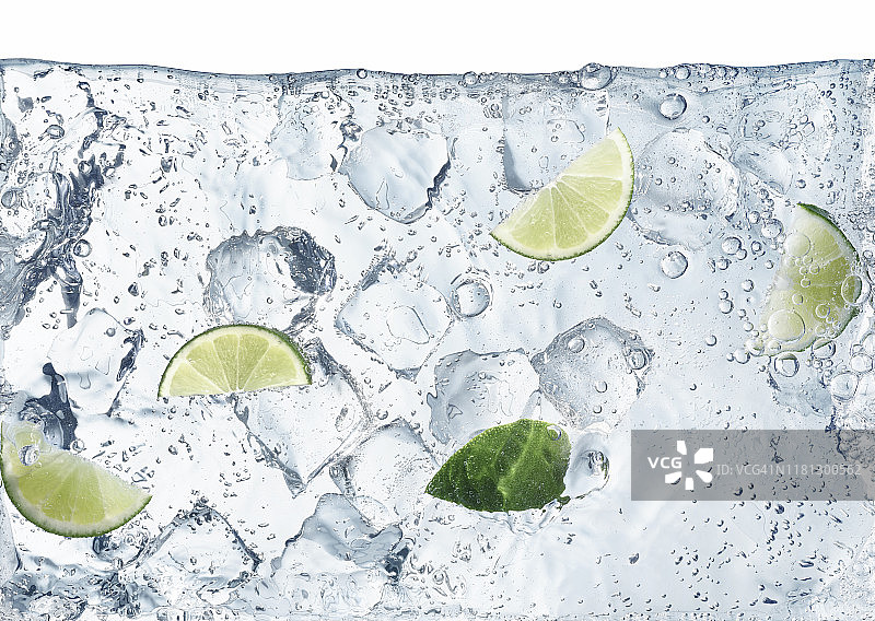 漂浮在水中的莱姆和冰块图片素材