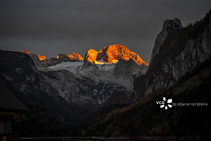 奥地利阿尔卑斯山的橙色日落光芒图片素材