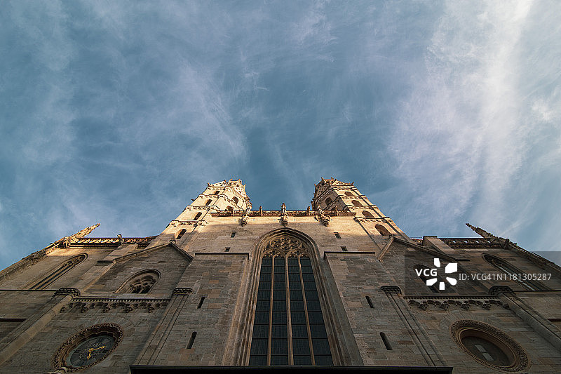 维也纳圣斯蒂芬大教堂与蓝天图片素材