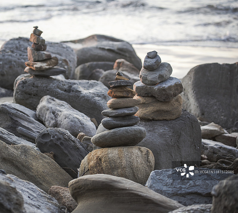 海滩上的三块叠石图片素材