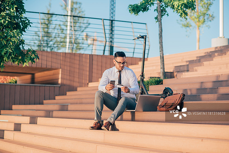 在办公室外工作的商人图片素材