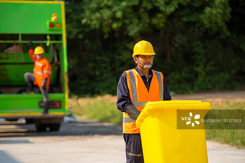 两名垃圾工人一起清理垃圾箱图片素材