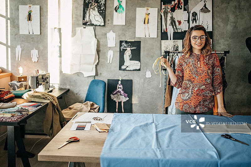 裁缝在他的工作室图片素材