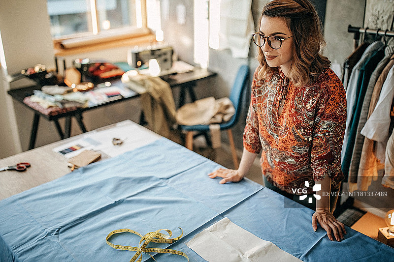 裁缝在他的工作室图片素材