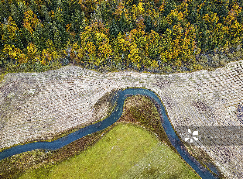 从上方看被洪水淹没的田野图片素材