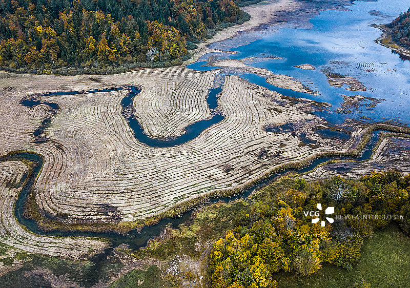 从上方看被洪水淹没的田野图片素材