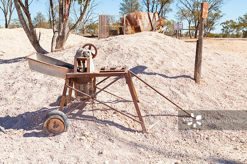 乡村地区的旧蛋白石矿遗址图片素材
