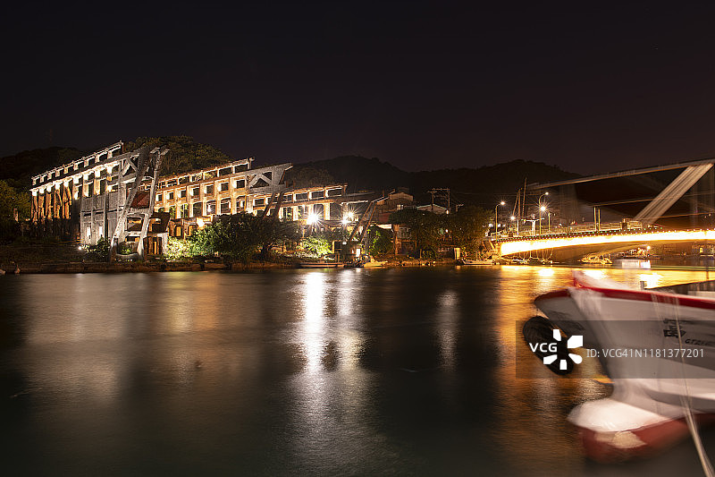 黄昏时分城市中晴空下灯火通明的建筑图片素材