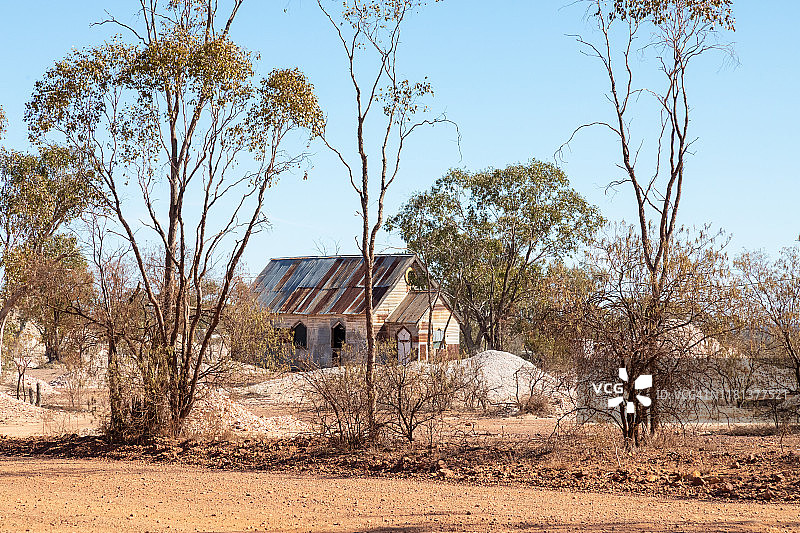 乡村废弃波纹锡教堂图片素材