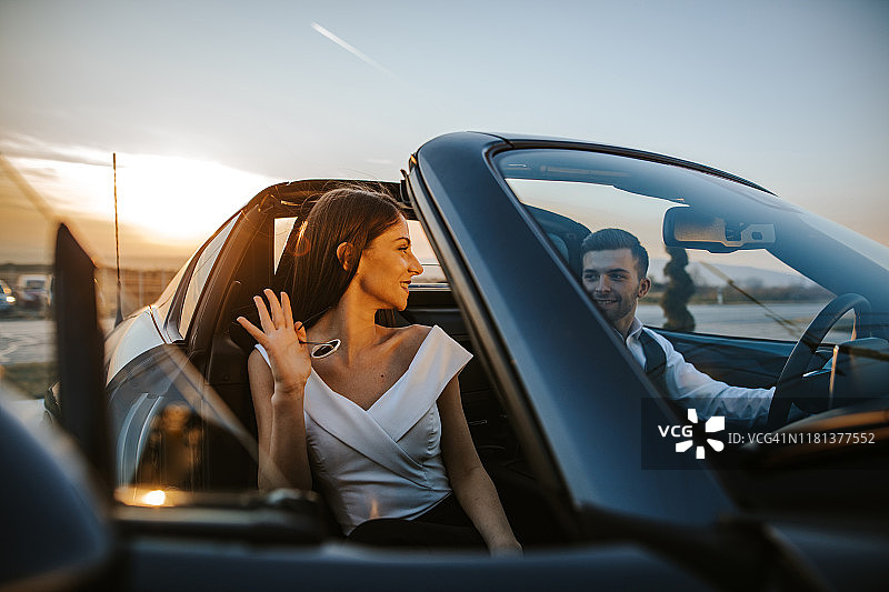 年轻商人下班后接女朋友图片素材