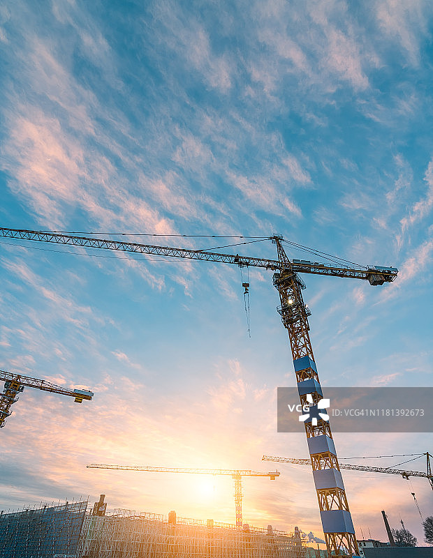 日落时的起重机图片素材