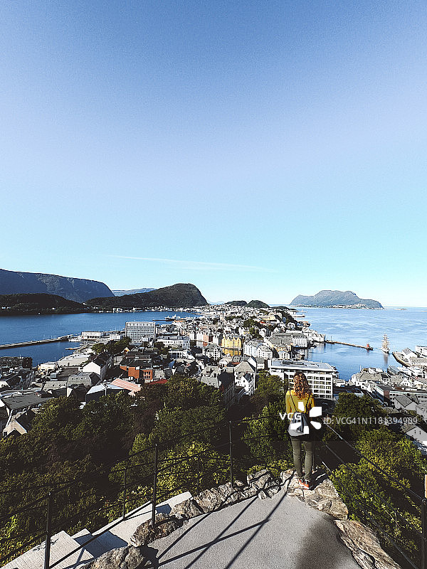 女人从阿克斯拉山眺望奥勒松市图片素材