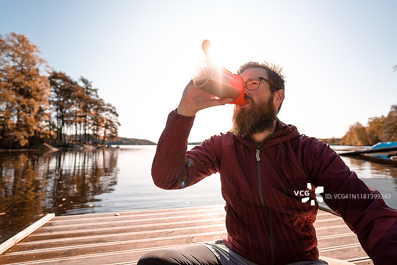 户外手持蛋白奶昔的男人图片素材