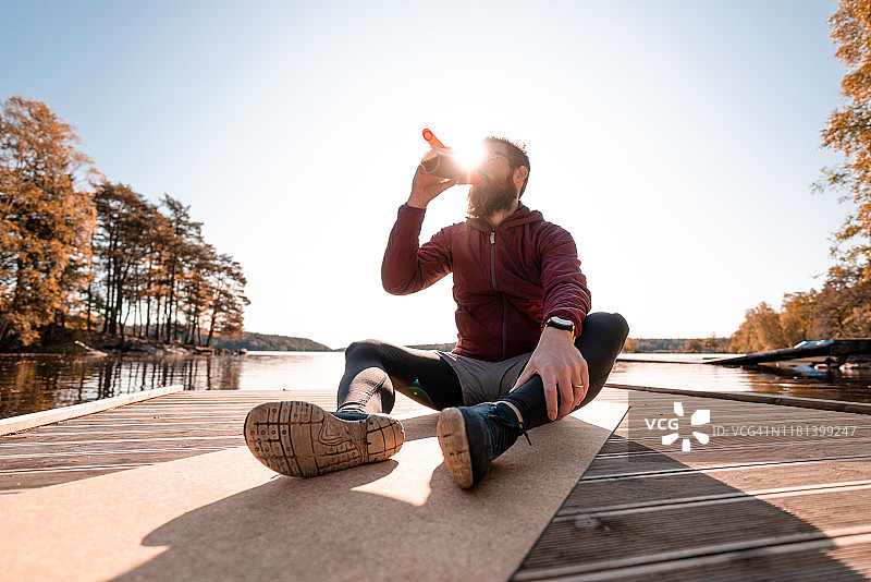 户外手持蛋白奶昔的男人图片素材