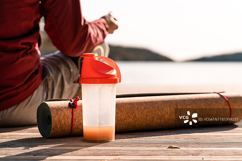 户外手持蛋白奶昔的男人图片素材