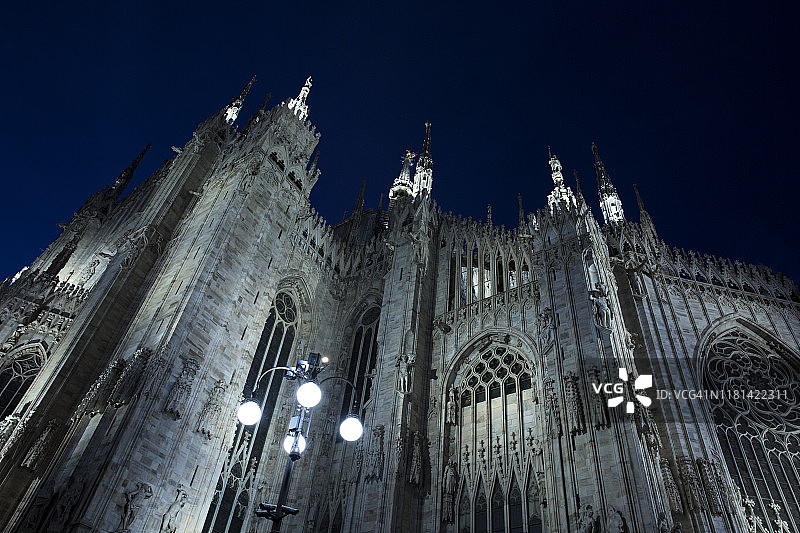 探索米兰：夜晚灯光下的米兰大教堂图片素材