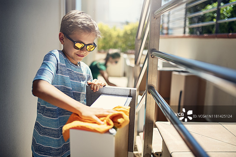 兄妹在户外清洁家具图片素材