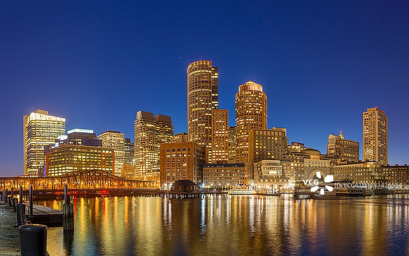 美国新英格兰马萨诸塞州波士顿夜景城市风光，晴朗蓝天下图片素材