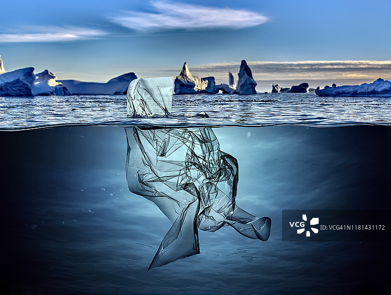 格陵兰背景中漂浮在海洋中的塑料垃圾冰山图片素材