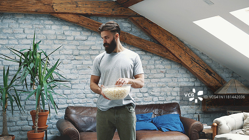 手持爆米花的男人图片素材