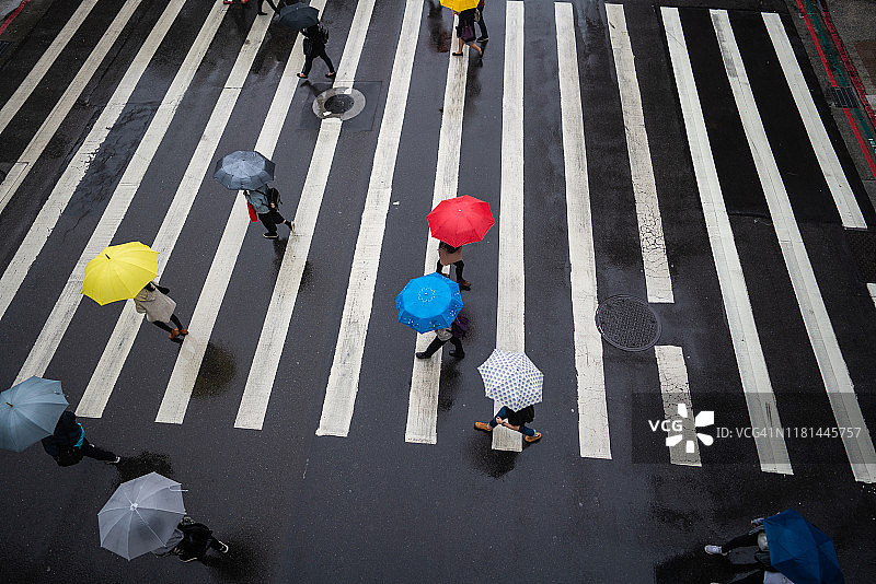 斑马线上的彩色雨伞图片素材