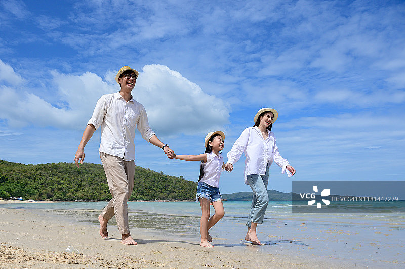 家庭沙滩度假图片素材