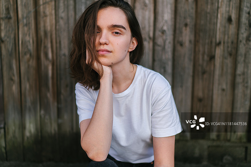 未化妆的年轻漂亮女子肖像图片素材