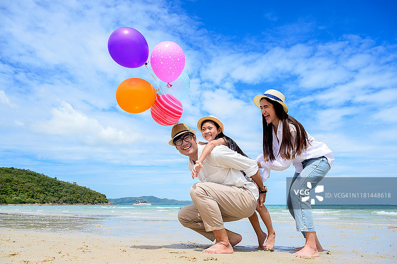 家庭沙滩度假图片素材