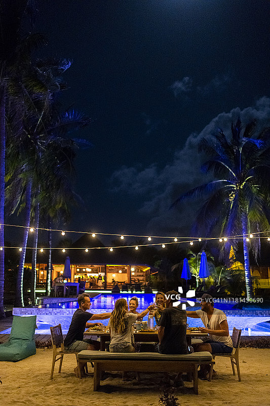 在海滩度假的私人晚宴上的朋友们图片素材