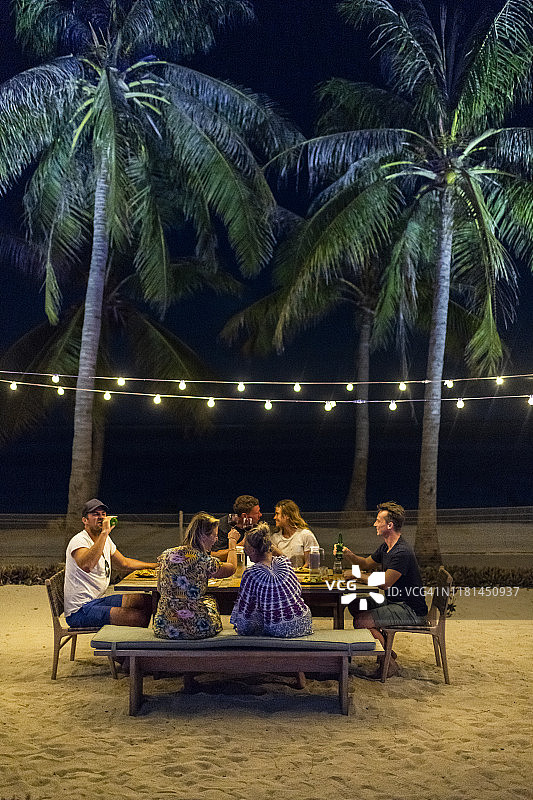 朋友们在豪华海滩度假村畅饮图片素材