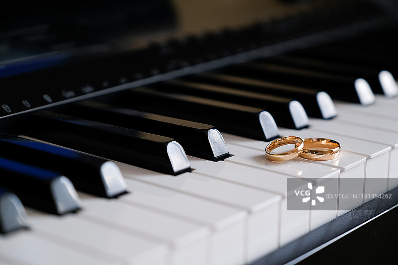 婚礼金戒指在钢琴键上图片素材