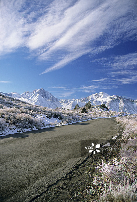 通往雪山的空旷道路图片素材