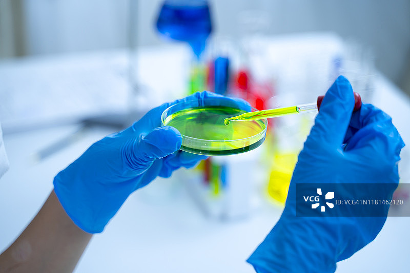 化学实验室为家用化学品生产开发新物质图片素材