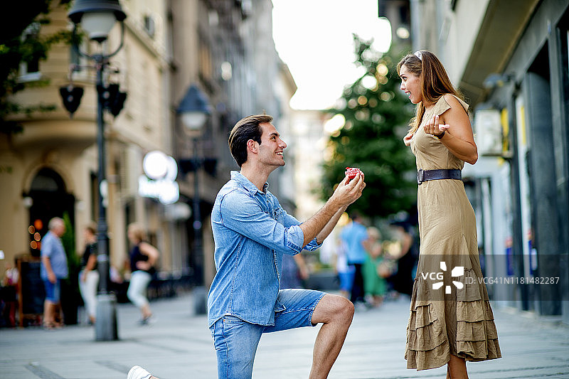 年轻男人向女人求婚图片素材