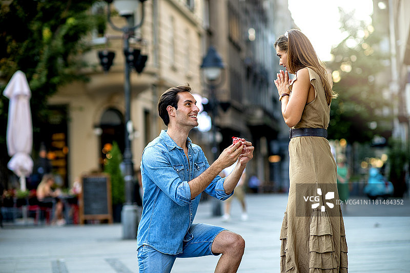 年轻男人向女人求婚图片素材